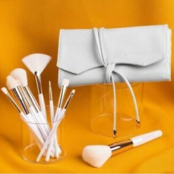 La Beaute Soi Other - New! La Beaute Soi 10 Brush Set